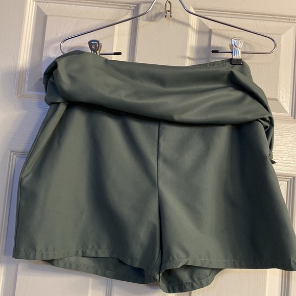 TITLE NINE GOLF SKIRT/ SKORT/SHORTS GREEN SIZE 10 WITH SIDE ZIP AND BACK POCKET - Picture 8 of 9